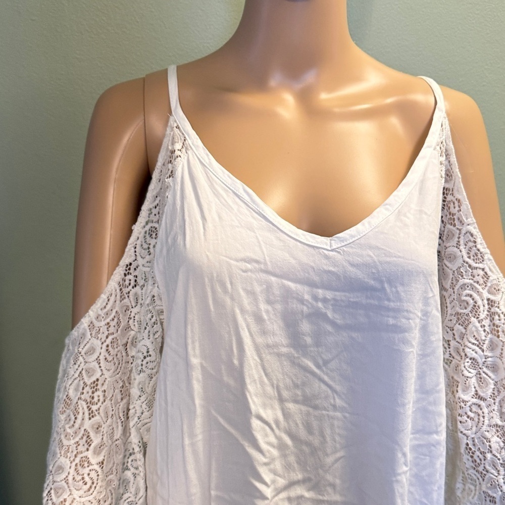 Elegant White Lace Cold Shoulder Top - Picture 2 of 4